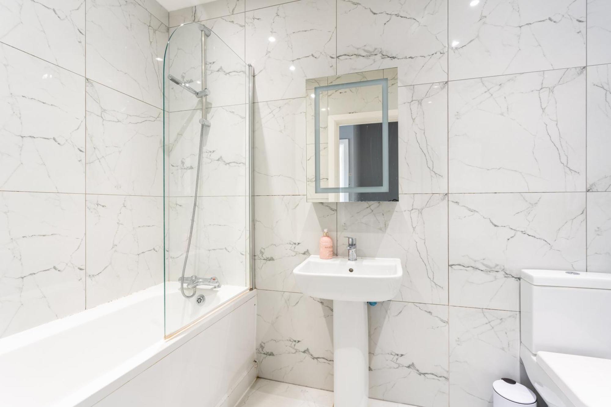 Modern Double Room With Shared Bathroom Лондон Экстерьер фото
